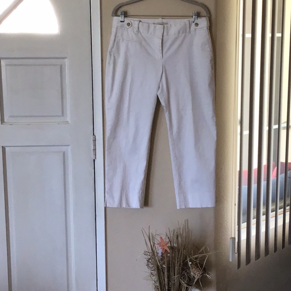 Ann Taylor Loft Marisa ladies white Capri. EUC SZ 6. Like new.